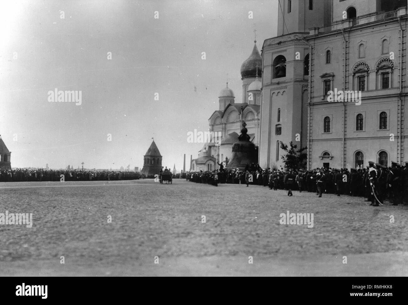 Il passaggio del Tsar la famiglia nel Cremlino. Cerimonia di apertura del Alexander III monumento. Argento Fotografia di gelatina Foto Stock