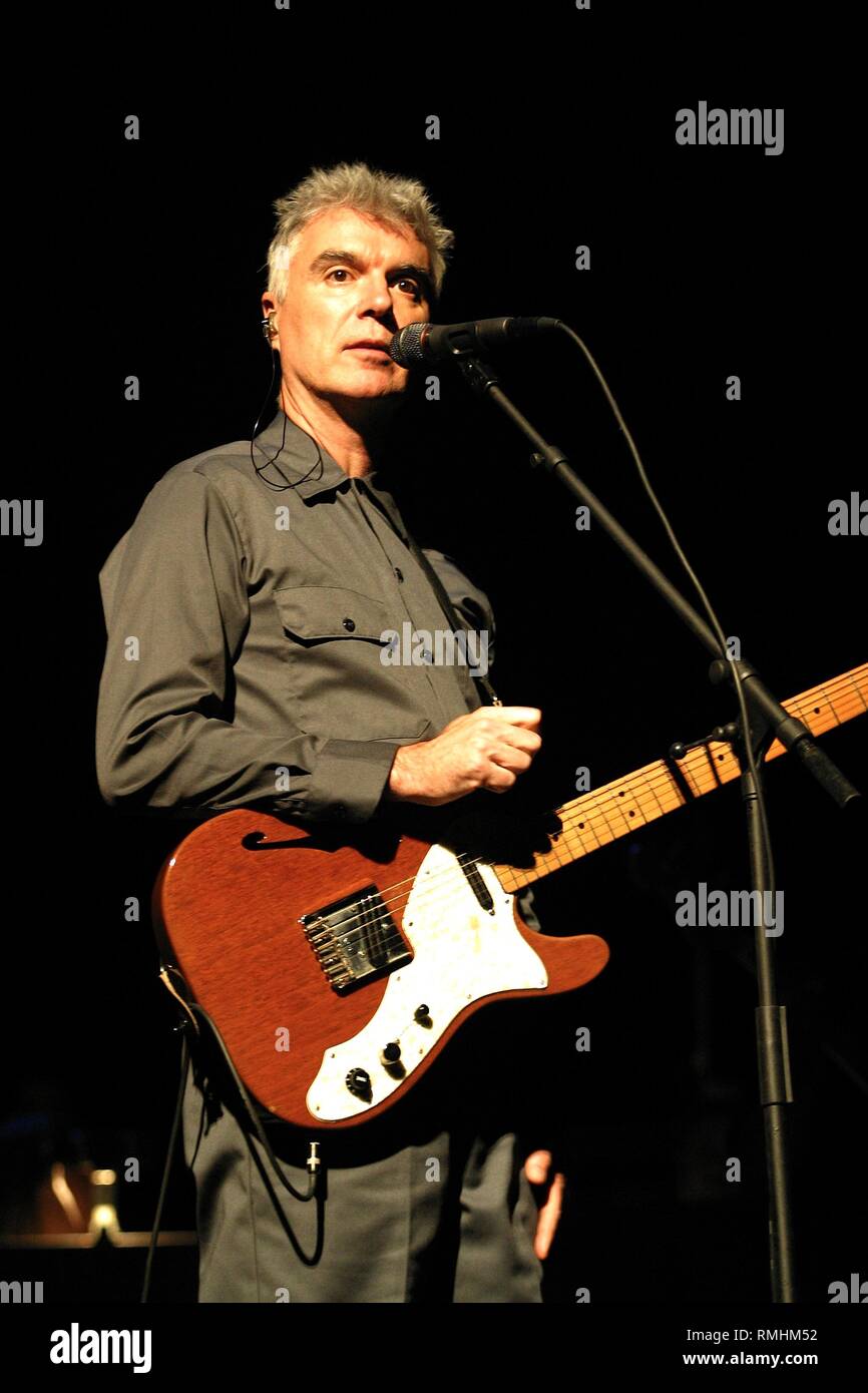 Musicista David Byrne è mostrare il palcoscenico durante una 'live' aspetto di concerto. Foto Stock
