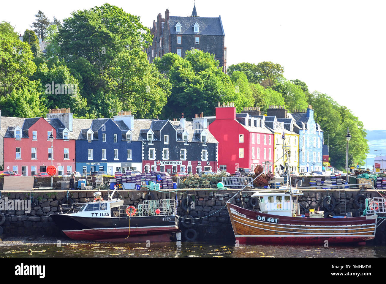 Case colorate e barche da pesca sulla banchina, Tobermory, Isola di Mull, Ebridi interne, Argyll e Bute, Scozia, Regno Unito Foto Stock