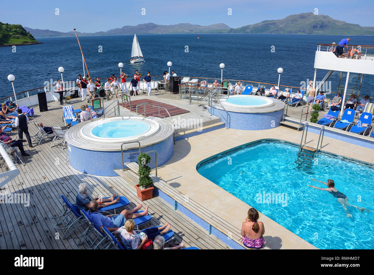 Intrattenimento "Sail Away" a bordo della nave da crociera Fred Olsen Boudicca lasciando Toermory, Isola di Mull, Inner Hebrides, Scozia, Regno Unito Foto Stock