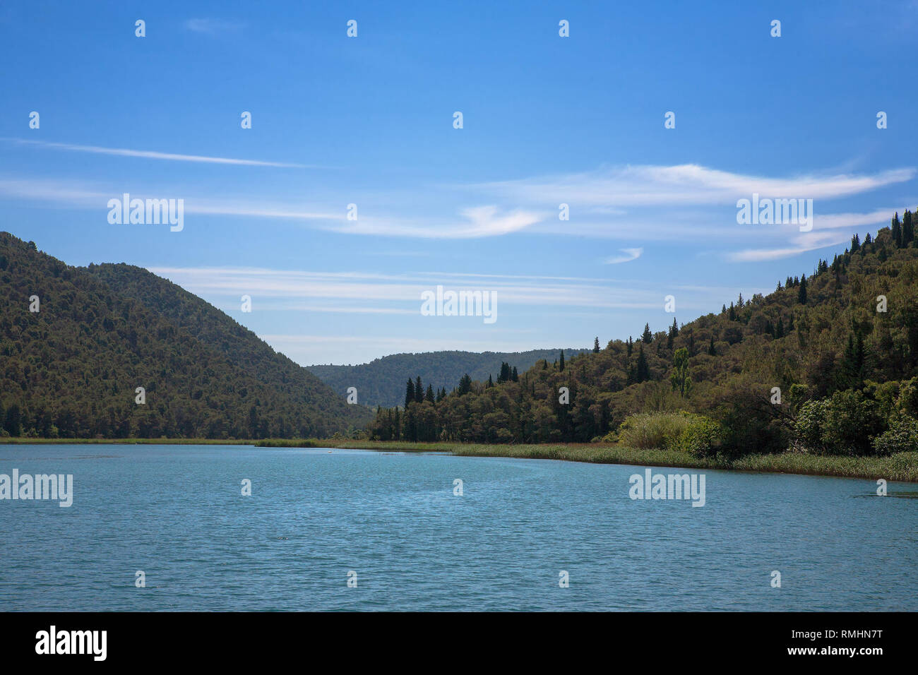 Il fiume Krka sopra la citta di Skradin, sulla strada verso lo Skradinski buk cascate, Sebenico-Knin, Croazia Foto Stock