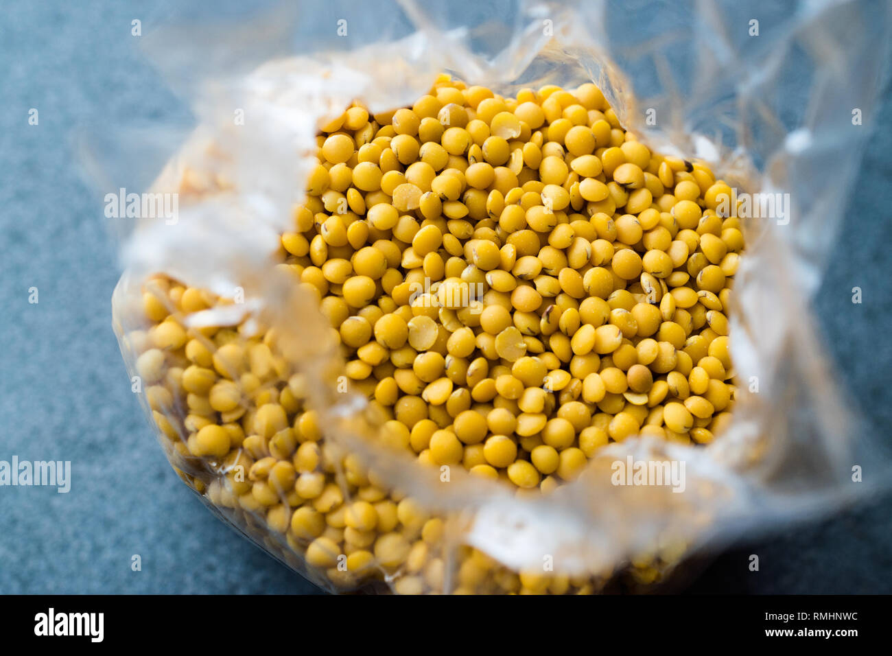 Lenticchie gialle in confezione di plastica. Organico prodotto grezzo. Foto Stock