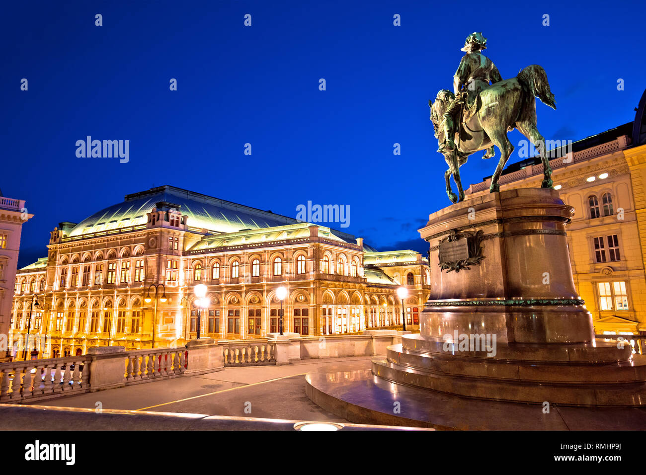 Opera di Stato di Vienna house square e architettura vista serale, capitale dell'Austria Foto Stock