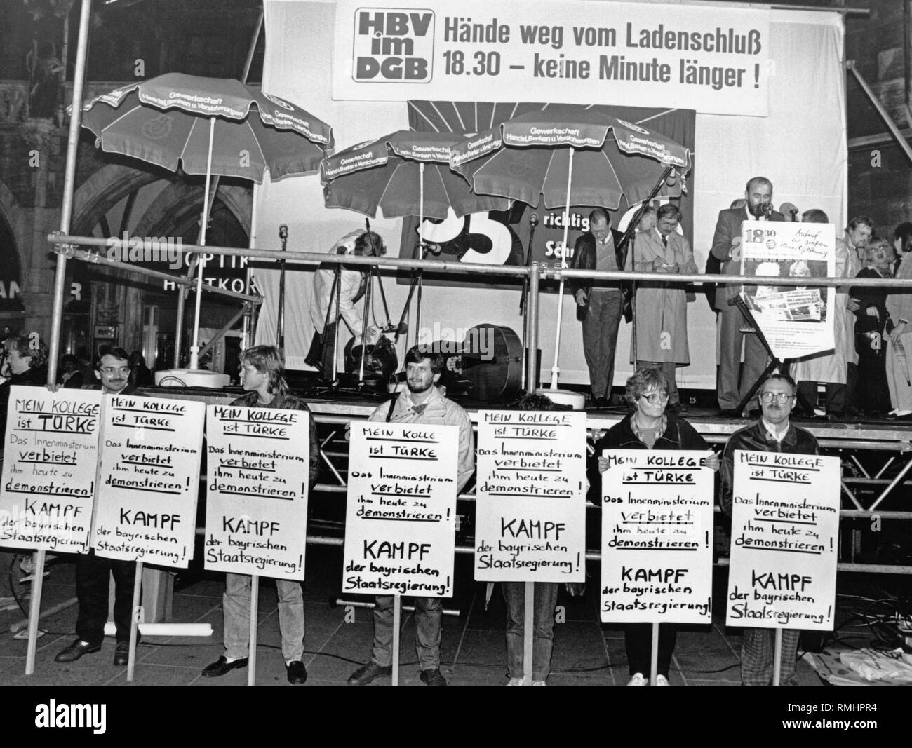 Manifestazioni contro più gli orari di apertura del negozio, in particolare contro la cosiddetta "Giovedì lungo' sulla Marienplatz di fronte al municipio a Monaco di Baviera il giovedì, 20 ottobre 1988. Gli organizzatori della demo sono stati l'HBV, Gewerkschaft Handel, Banken und Versicherungen e il DGB, il commercio tedesco confederazione europea. Sul palco, altoparlanti del rally e ombrelloni dell'Unione HBV. Al di sopra della fase la scritta: "Hands off, il negozio chiude alle ore 18:30 - non un minuto di più!" nella parte anteriore del palco, manifestanti con cartelli che richiamano l' attenzione sul fatto che il turco valutazione Foto Stock
