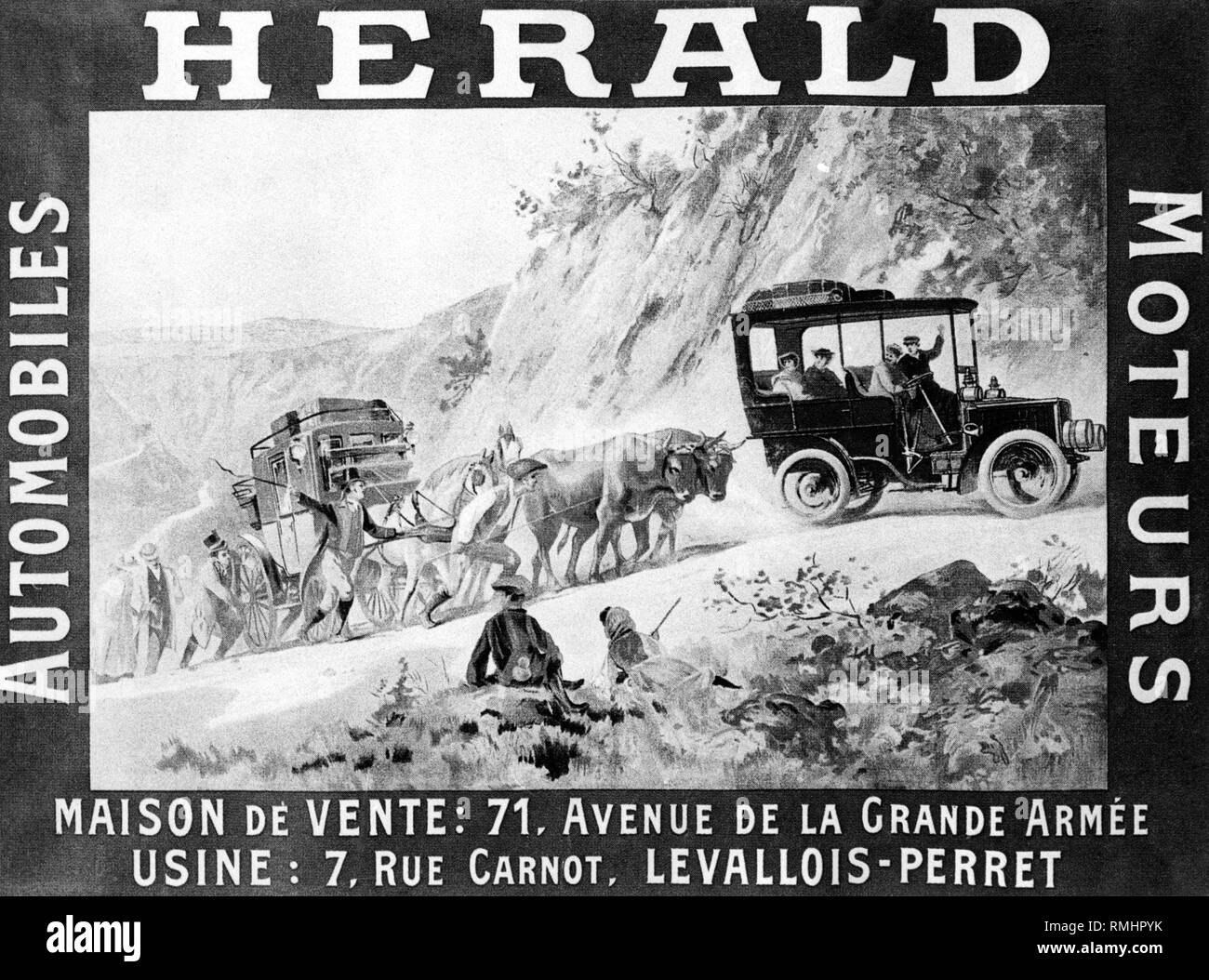 Un annuncio pubblicitario mostra un araldo automobile il sorpasso di una carrozza a cavallo su un passo di montagna. Foto Stock
