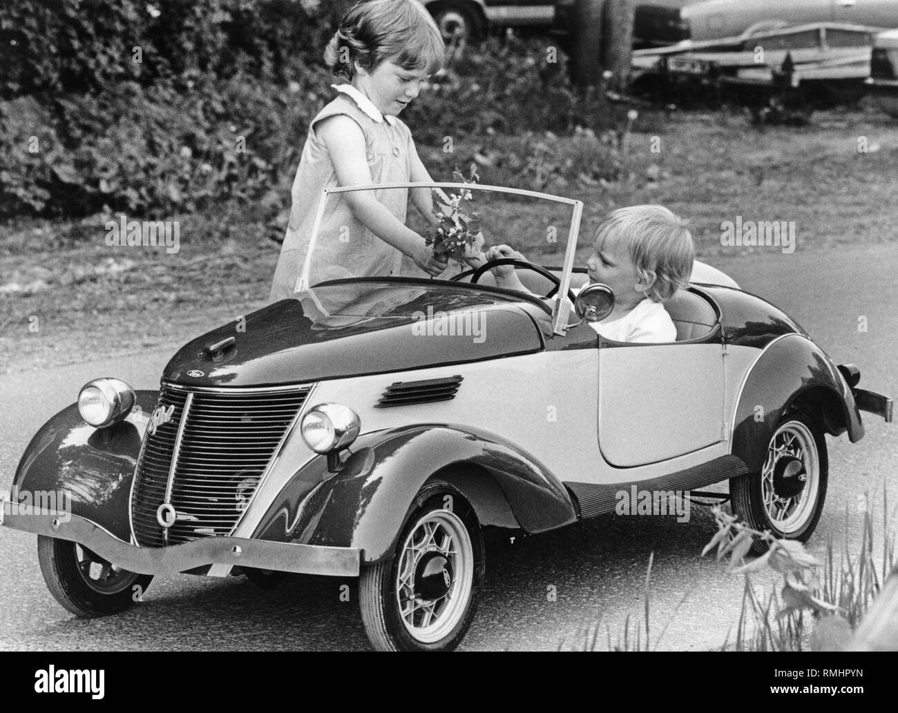 Veicolo a motore master Joachim Milzow costruito una Ford Eifel per suo figlio su una scala di 1: 2 nel 1985. La macchina è stata azionata da un motore tosaerba e si fermò sulla riempito di aria pneumatici per sedie a rotelle. Foto Stock