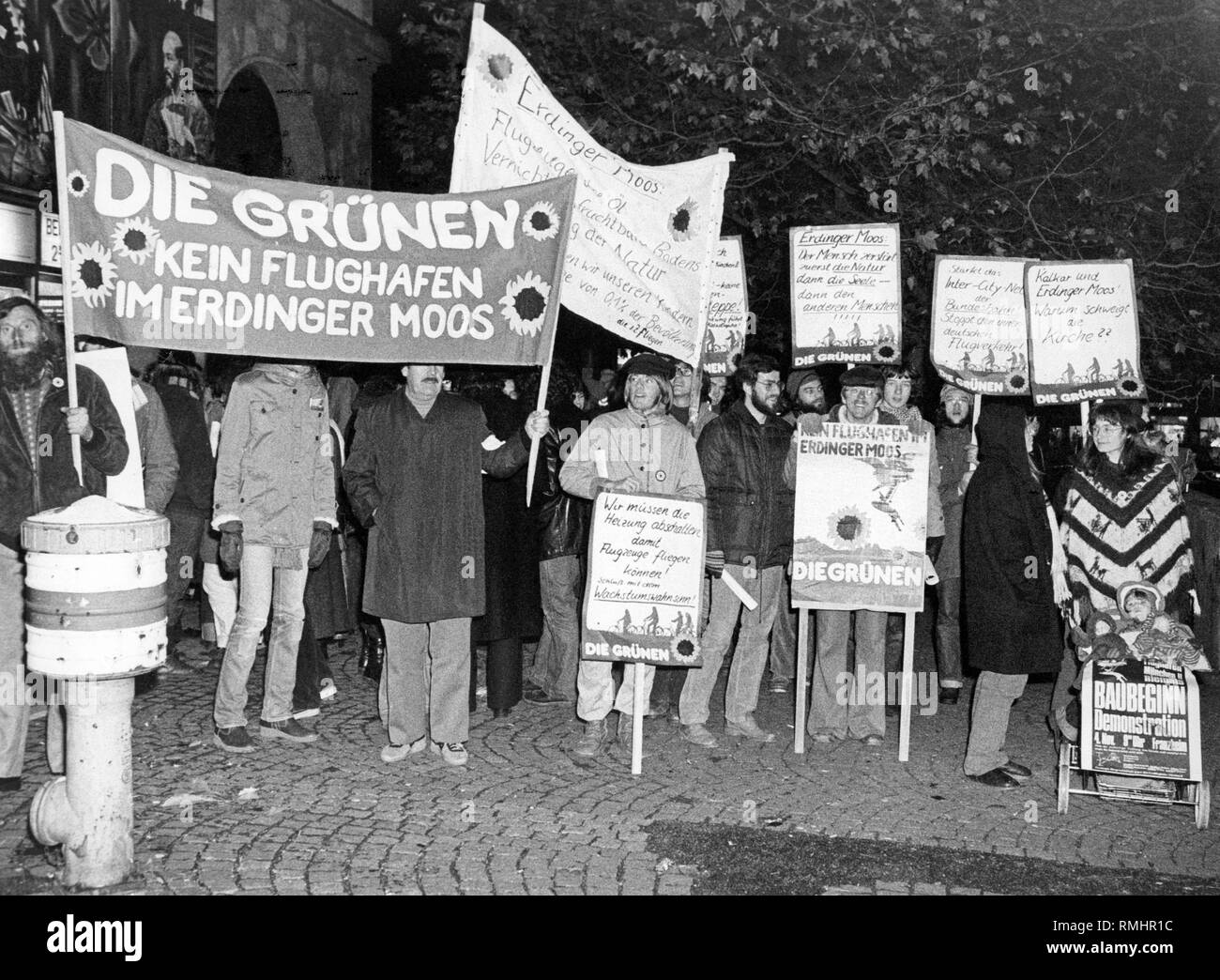 Il Partito dei Verdi mostra solidarietà con gli avversari del nuovo aeroporto II di Erdinger Moos. Circa 150 dimostranti protestano con cartelli e poster contro l inizio del progetto su larga scala. Foto Stock