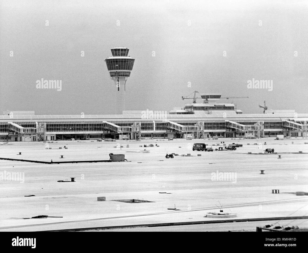 Vista del cantiere di Erdinger Moos circa un anno e mezzo prima della sua apertura sul 17 maggio, 1992. Accanto alla pista e il terminal passeggeri, circa 80 metri di alta torre può anche essere riconosciuto. Foto Stock