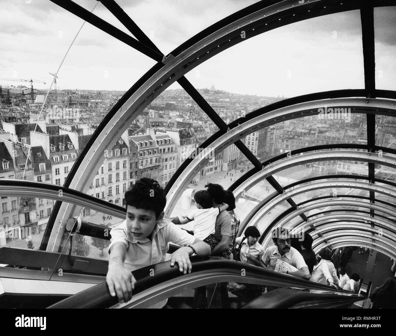 Persone su una scala mobile al centro Georges Pompidou di Parigi. Immagine non datata. Foto Stock