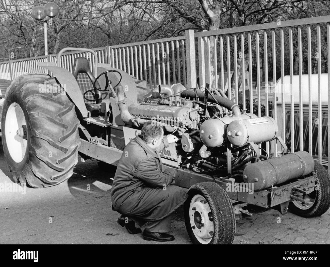 Johann Schnakenberg da Oldendorf in Bassa Sassonia sulla sua auto-costruito, 1400 trattore HP. Il veicolo accelera da 0 a 100 km / h in 8,9 secondi. Foto Stock