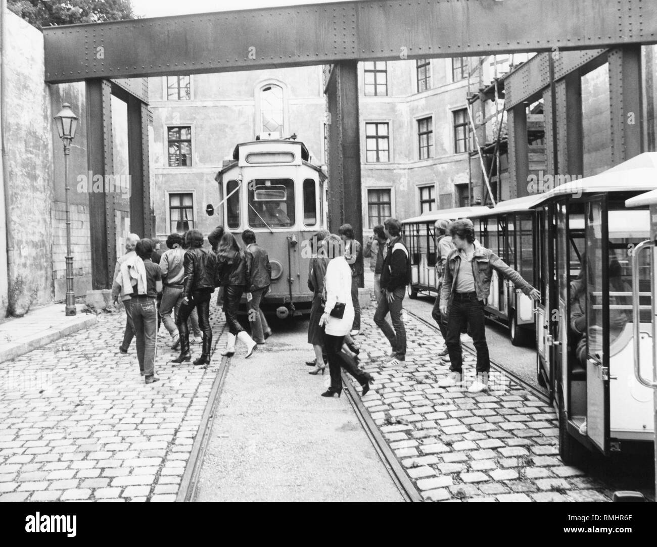 Questa foto mostra i visitatori al Bavaria Studios a Geiselgasteig, il Filmstadt nella periferia sud di Monaco di Baviera. Qui sono stati girati film come "Cabaret", "il serpente uovo dell', 'Lilli Marleen' o 'Oh mio carissimo Harry'. La serie televisiva " Tatort' (Crime Scene) è stata anche prodotta qui. Foto Stock