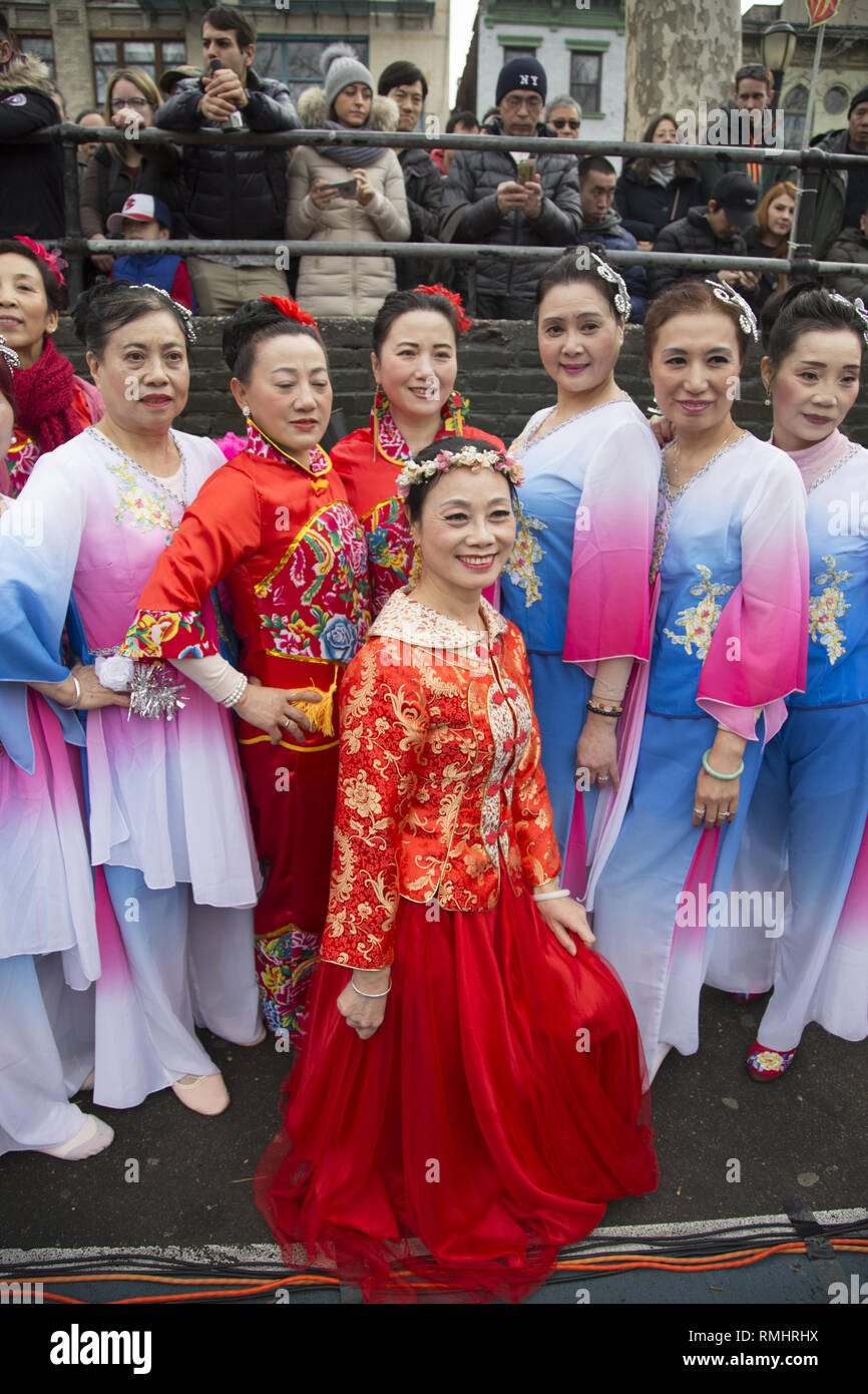 Ritratto di un gruppo di ballerini cinesi pronti a eseguire durante il nuovo anno lunare in Chinatown, New York City. Foto Stock