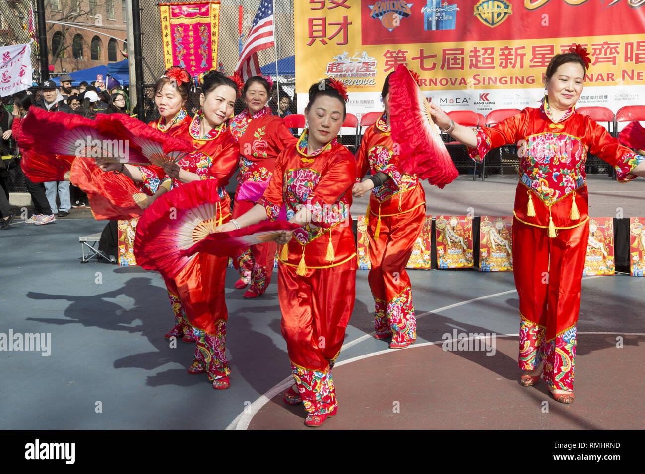 Il cinese ballerini eseguono presso il nuovo anno lunare festeggiamenti in Sara D. Roosevelt Park a Chinatown, Manhattan, New York City. Foto Stock