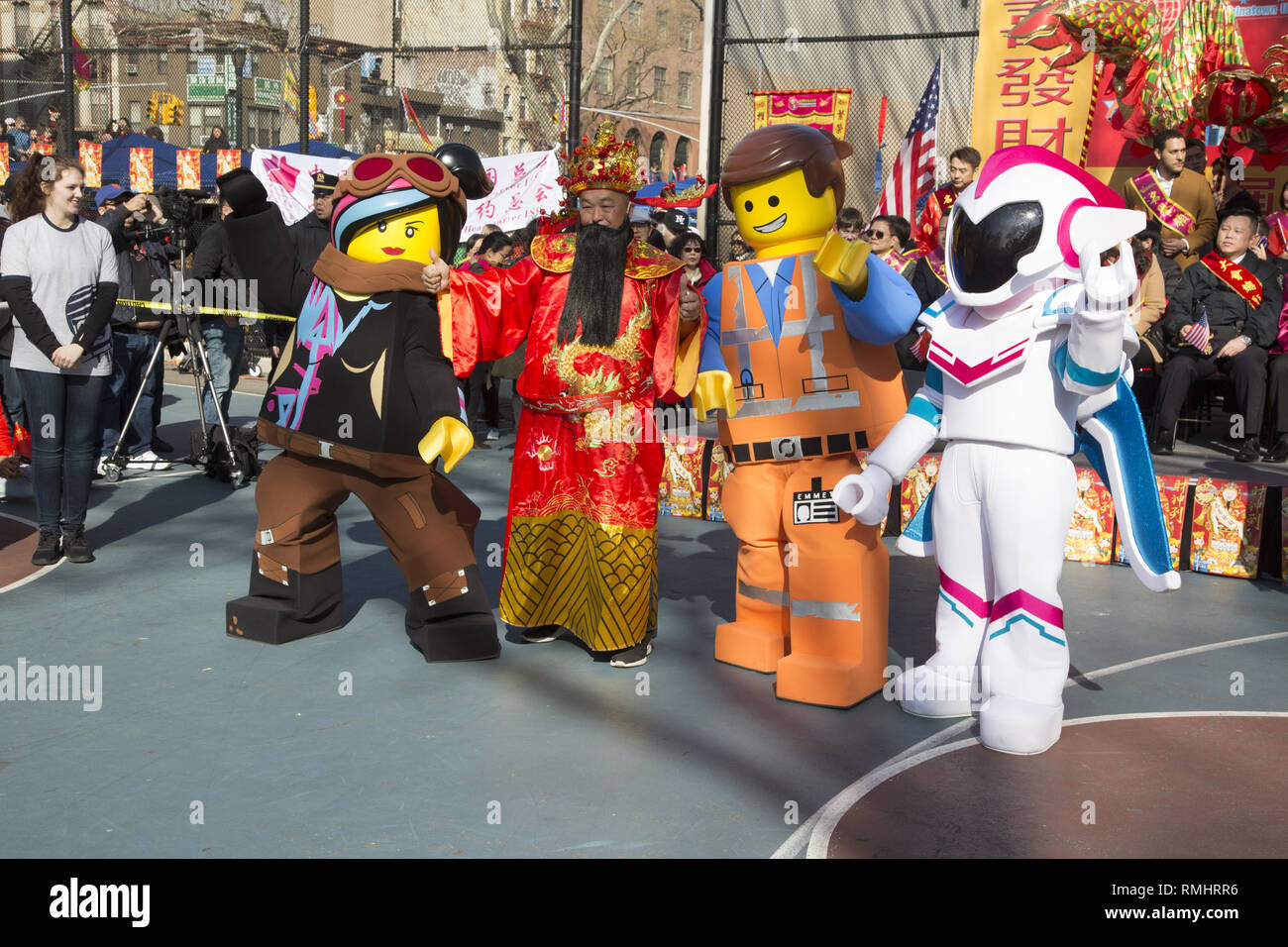 Personaggi del film Lego 2, partecipate al nuovo anno lunare festeggiamenti in Chinatown, la città di New York nel 2019, anno del maiale. Foto Stock