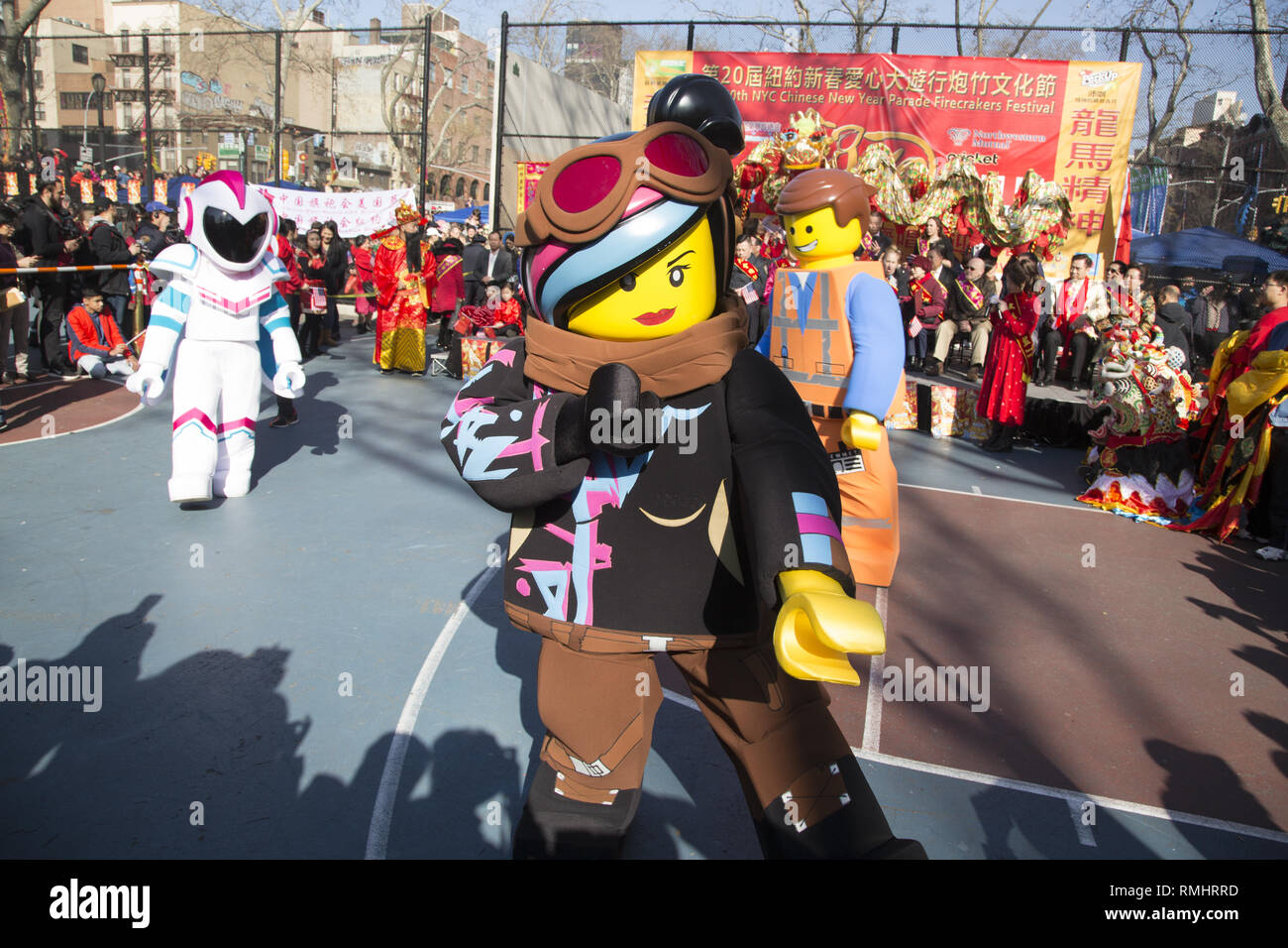 Personaggi del film Lego ll intrattenere gli spettatori durante il Capodanno cinese accogliente nell'anno del maiale. La città di New York. Foto Stock