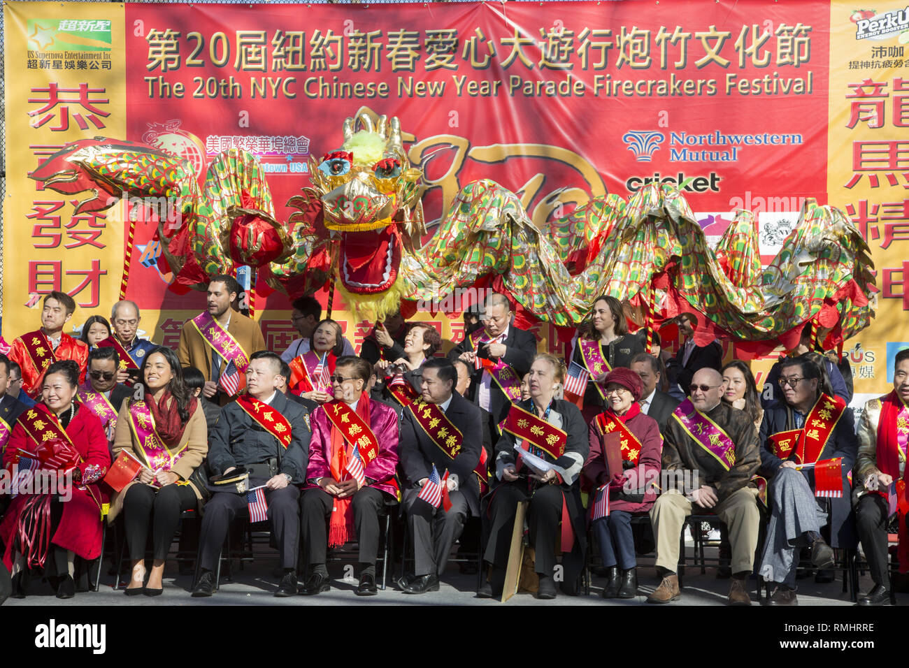 VIP locali e dignitari partecipare al Capodanno cinese nella città di New York nel 2019 accogliente nell'anno del maiale a Sara D Roosevelt Park a Chinatown. Foto Stock