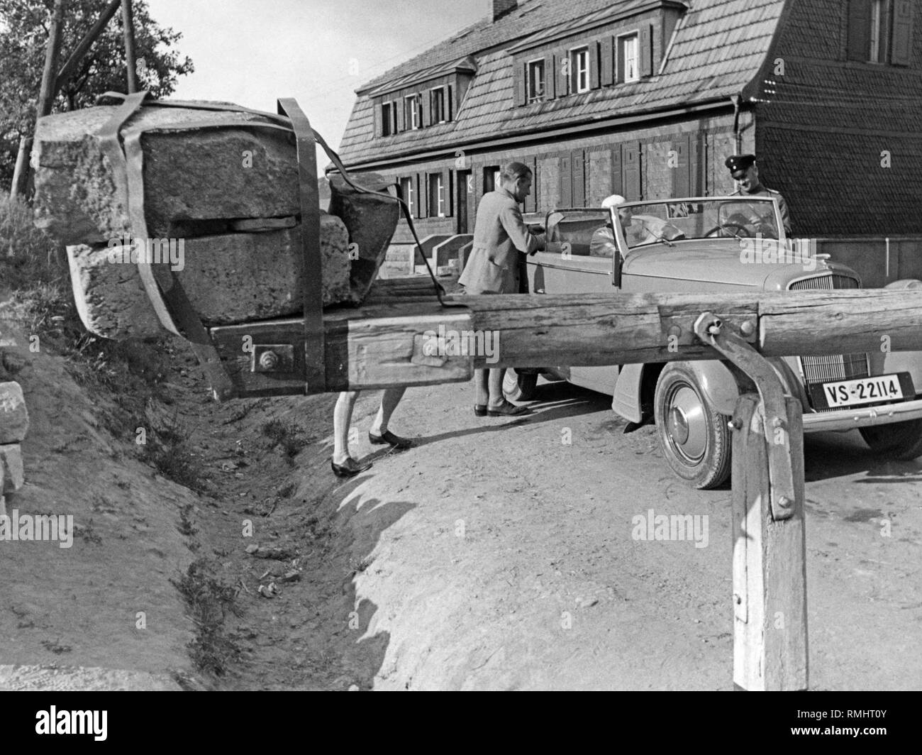 Controllo passaporti al passaggio di frontiera nella Saar area prima del ritorno al Reich tedesco nel 1935. Foto Stock