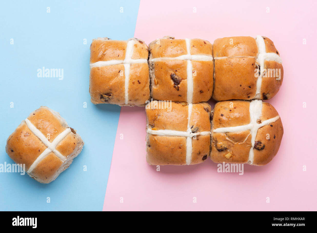 Sei hot cross panini, britannica tradizionale cibo Pasqua in rosa e sfondo blu, vista dall'alto, il fuoco selettivo Foto Stock
