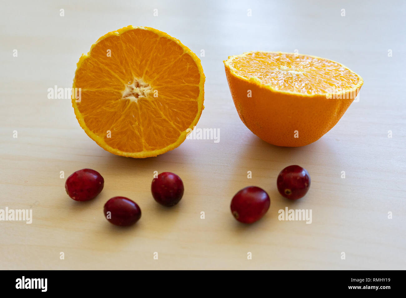 Fette di arancia sul tan tagliere Foto Stock