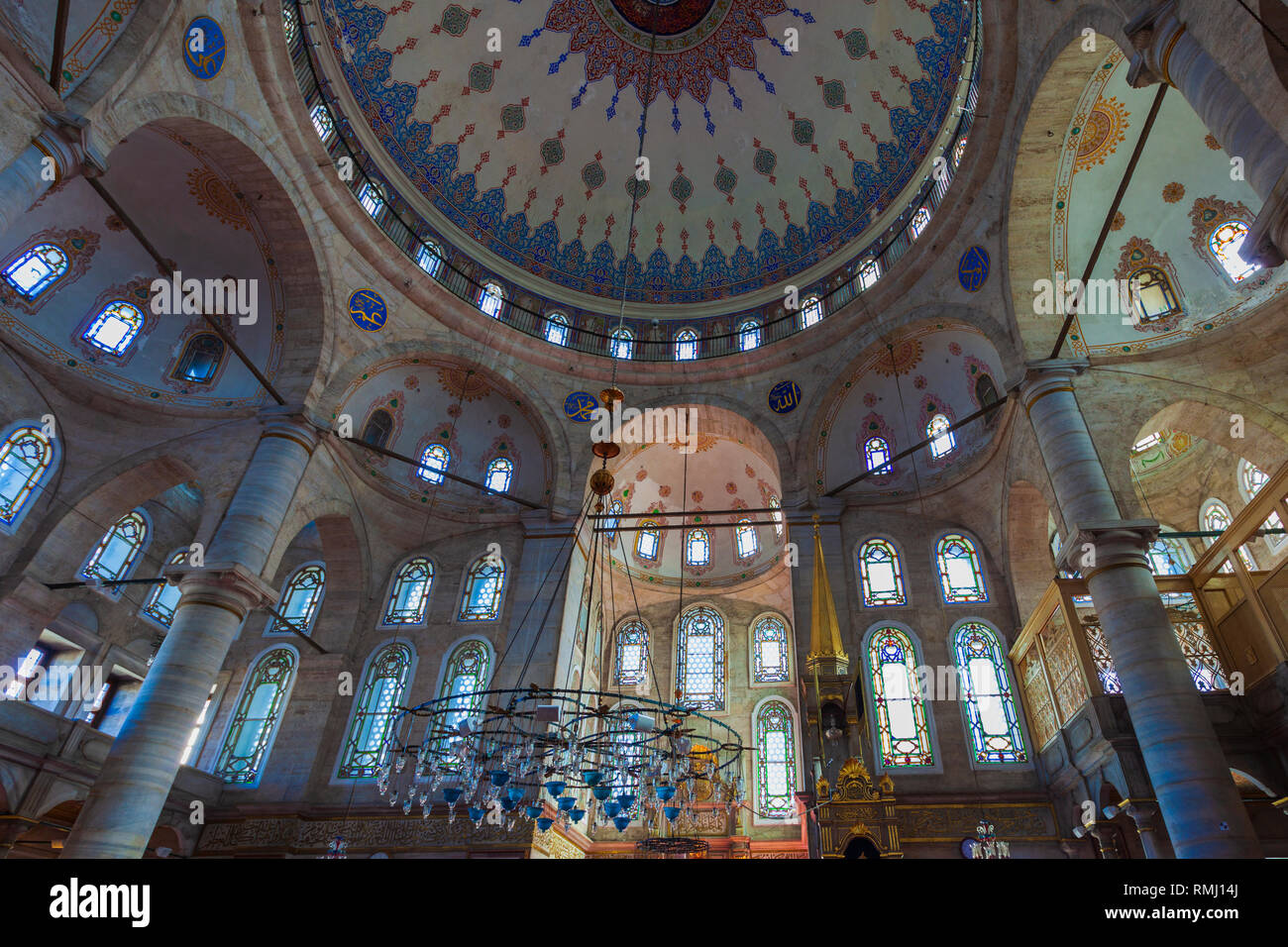 Soffitto a cupola all'interno Eyup la Moschea del Sultano, Eyup, Istanbul, Turchia Foto Stock