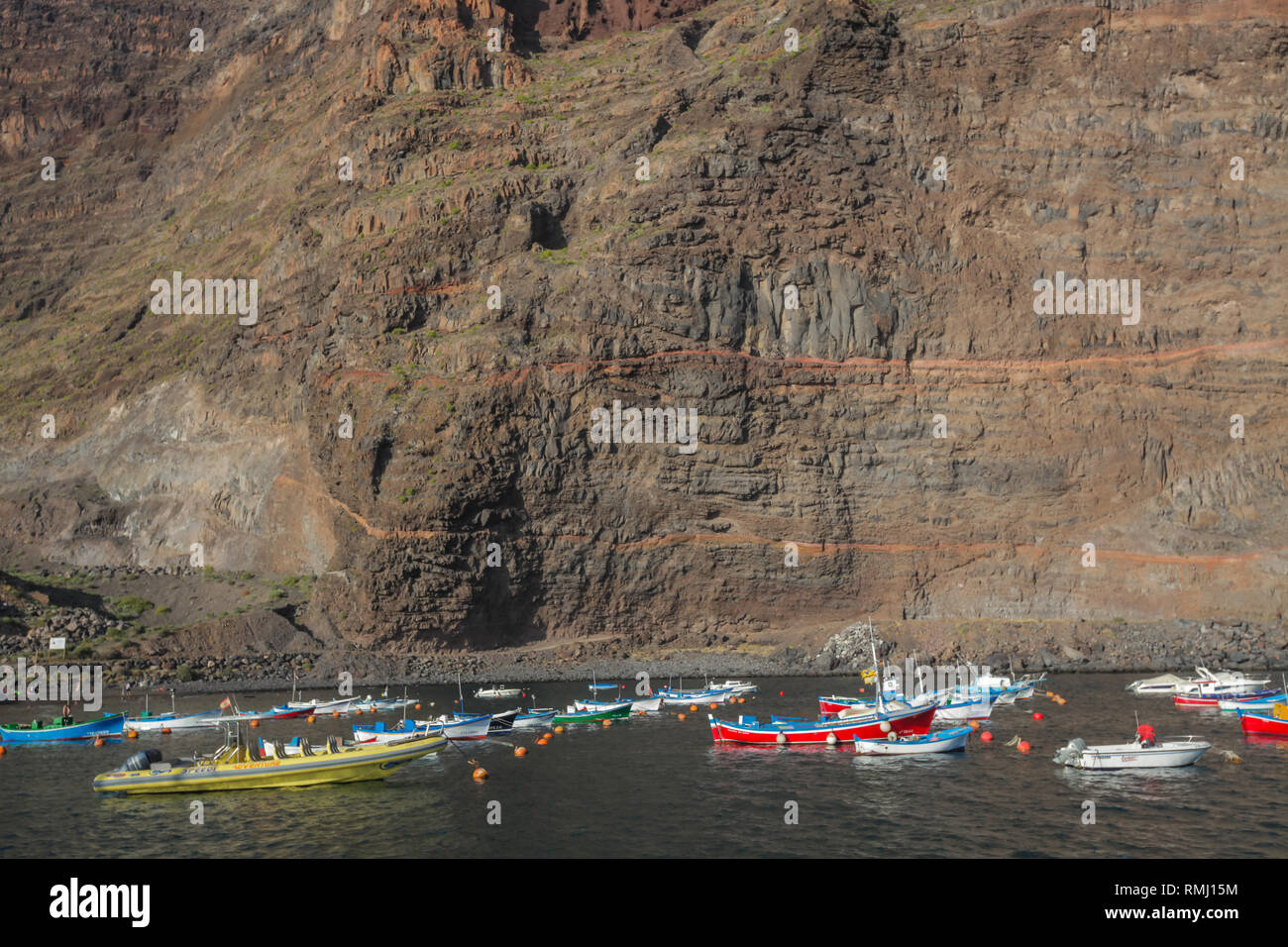 La Gomera, Spagna - Aprile 2013 : piccole imbarcazioni a La Gomera porto, Isole Canarie Foto Stock