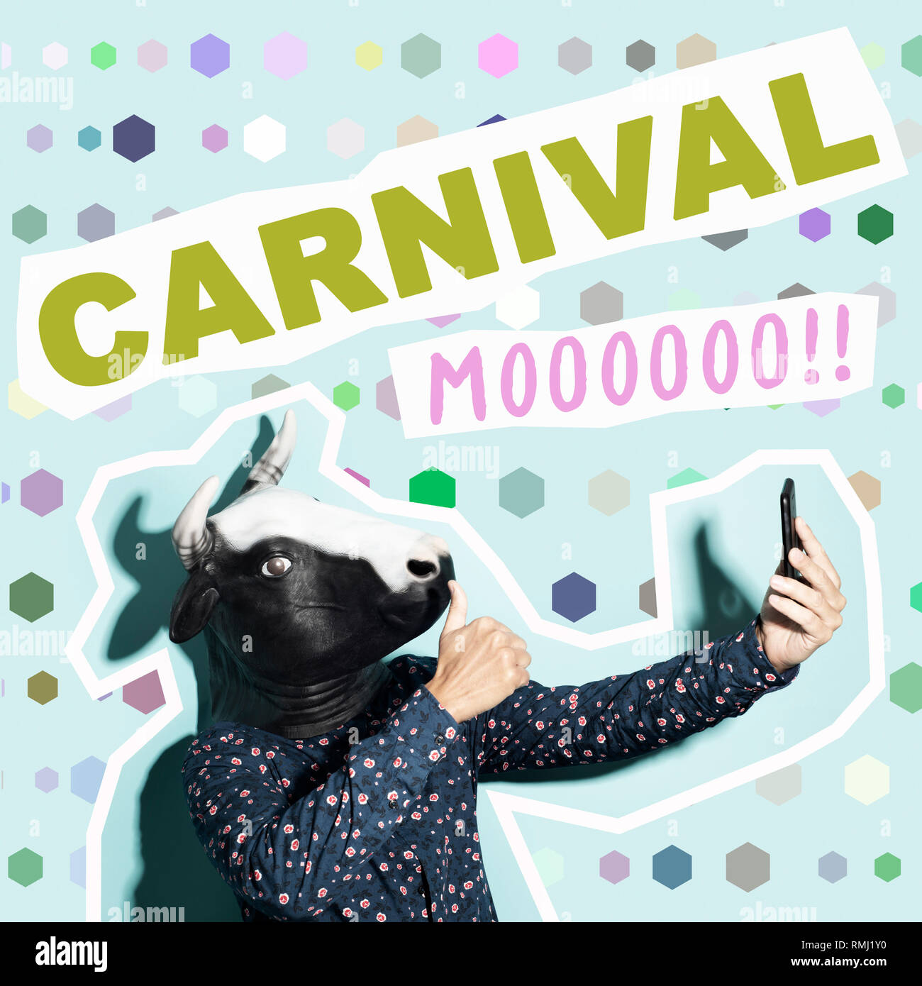Il carnevale di testo e un giovane uomo caucasico, con una maschera di vacca, prendendo un selfie con uno smartphone, su uno sfondo blu modellato con geometriche diverse f Foto Stock