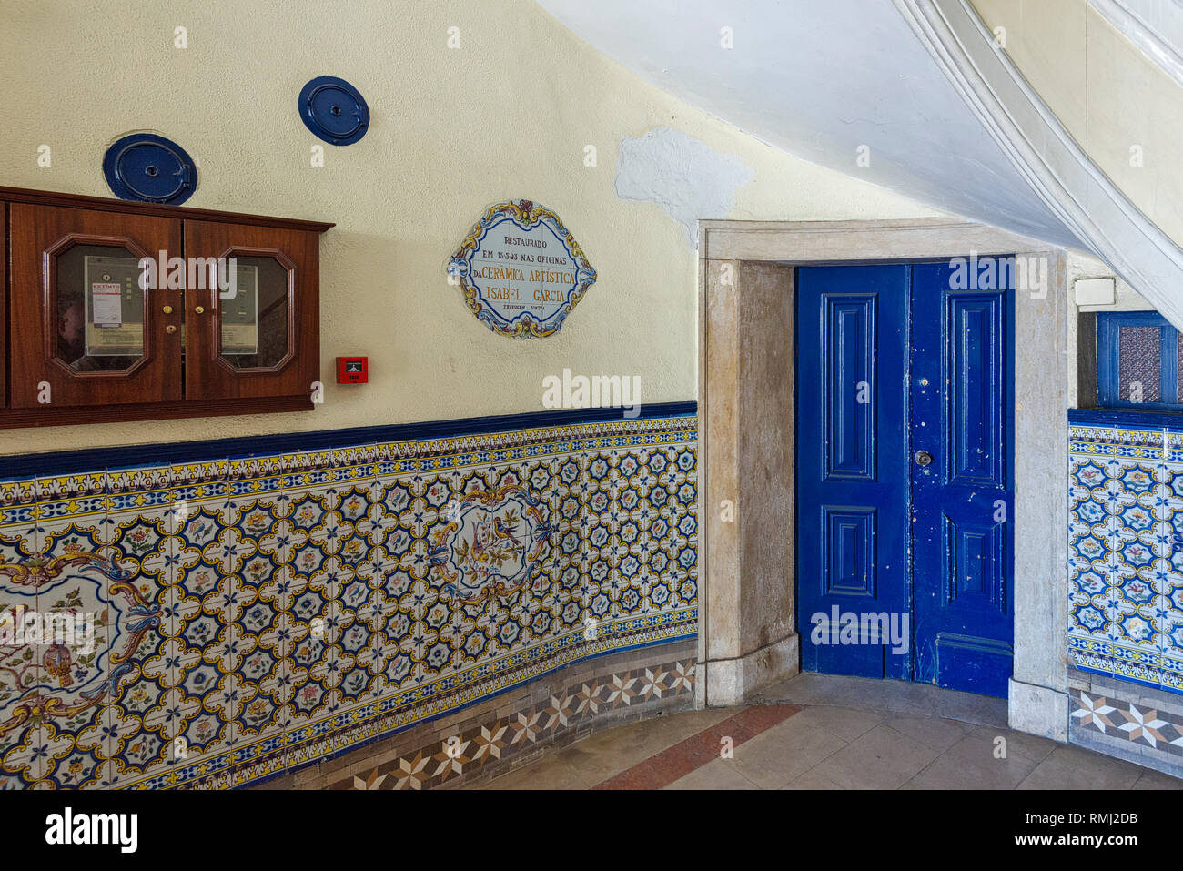 Pannelli azulejo all' entrata di una pensione di vecchiaia in quartiere Belem, Lisbona, Portogallo Foto Stock