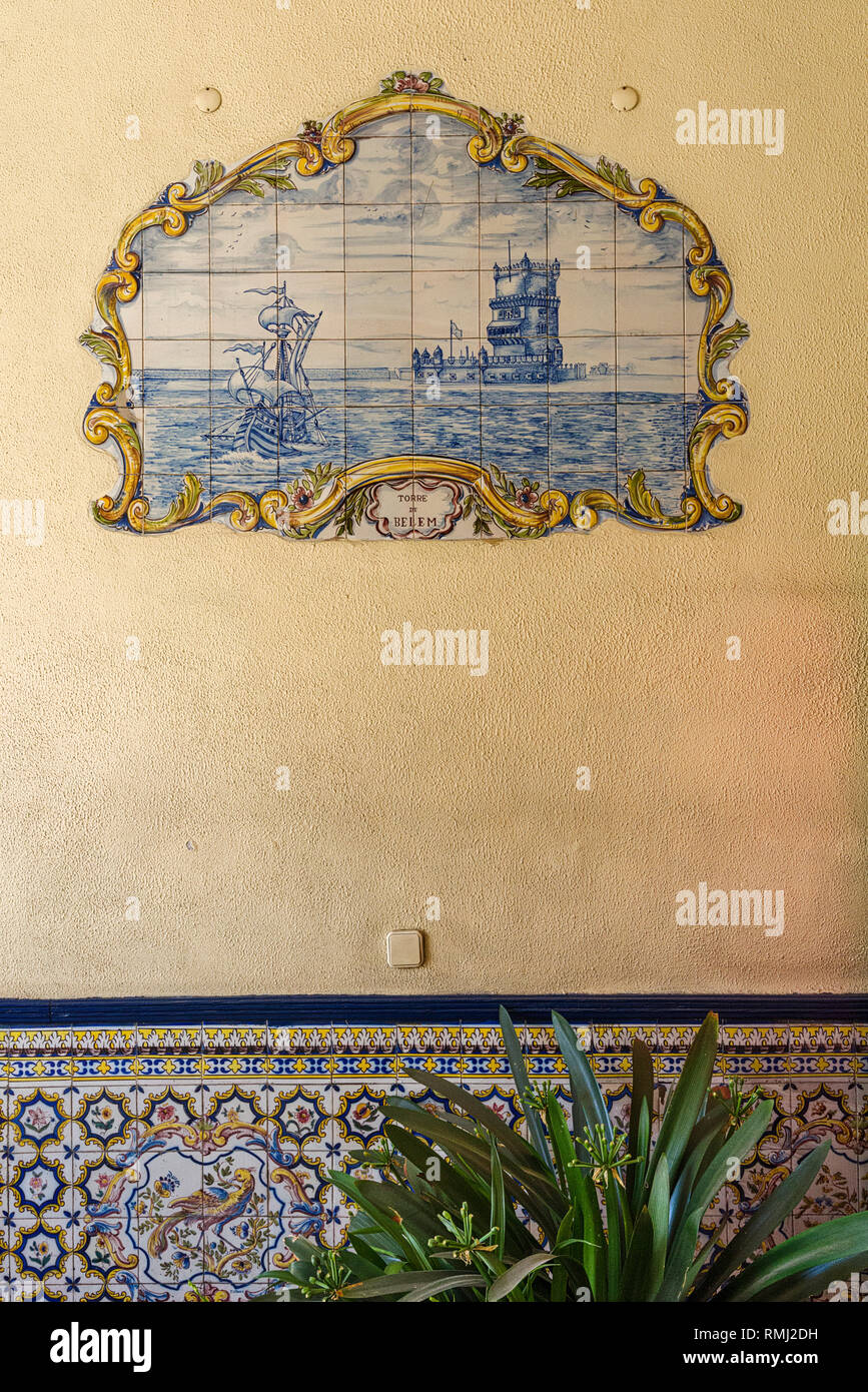 Pannelli azulejo all' entrata di una pensione di vecchiaia in quartiere Belem, Lisbona, Portogallo Foto Stock