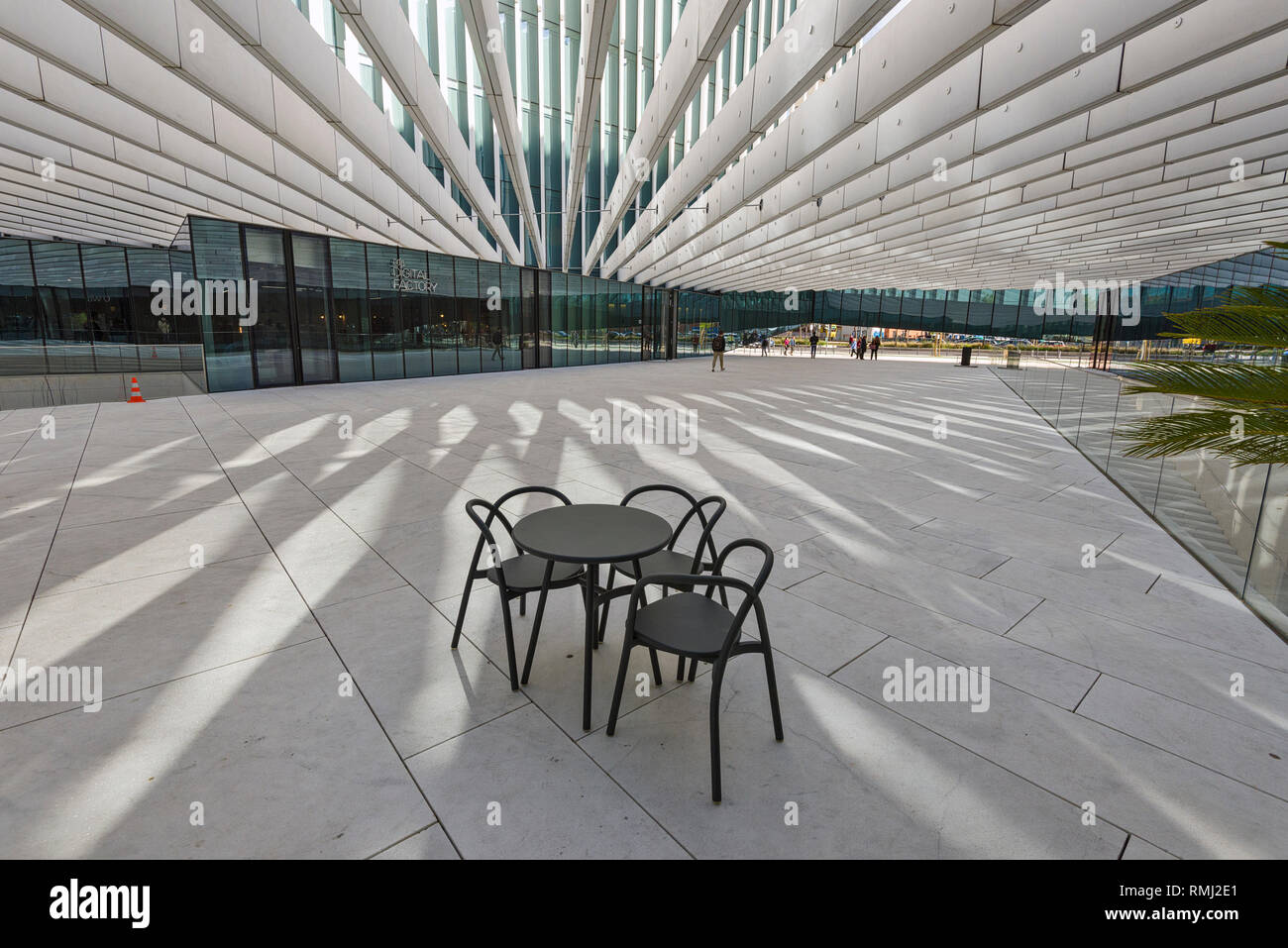 La costruzione della nuova sede della sala EDP, Energias de Portugal, parzialmente coperto e ombreggiato da travi metalliche, a Lisbona, Portogallo Foto Stock