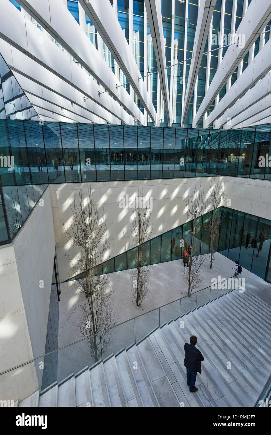 La costruzione della nuova sede della sala EDP, Energias de Portugal, parzialmente coperto e ombreggiato da travi metalliche, a Lisbona, Portogallo Foto Stock
