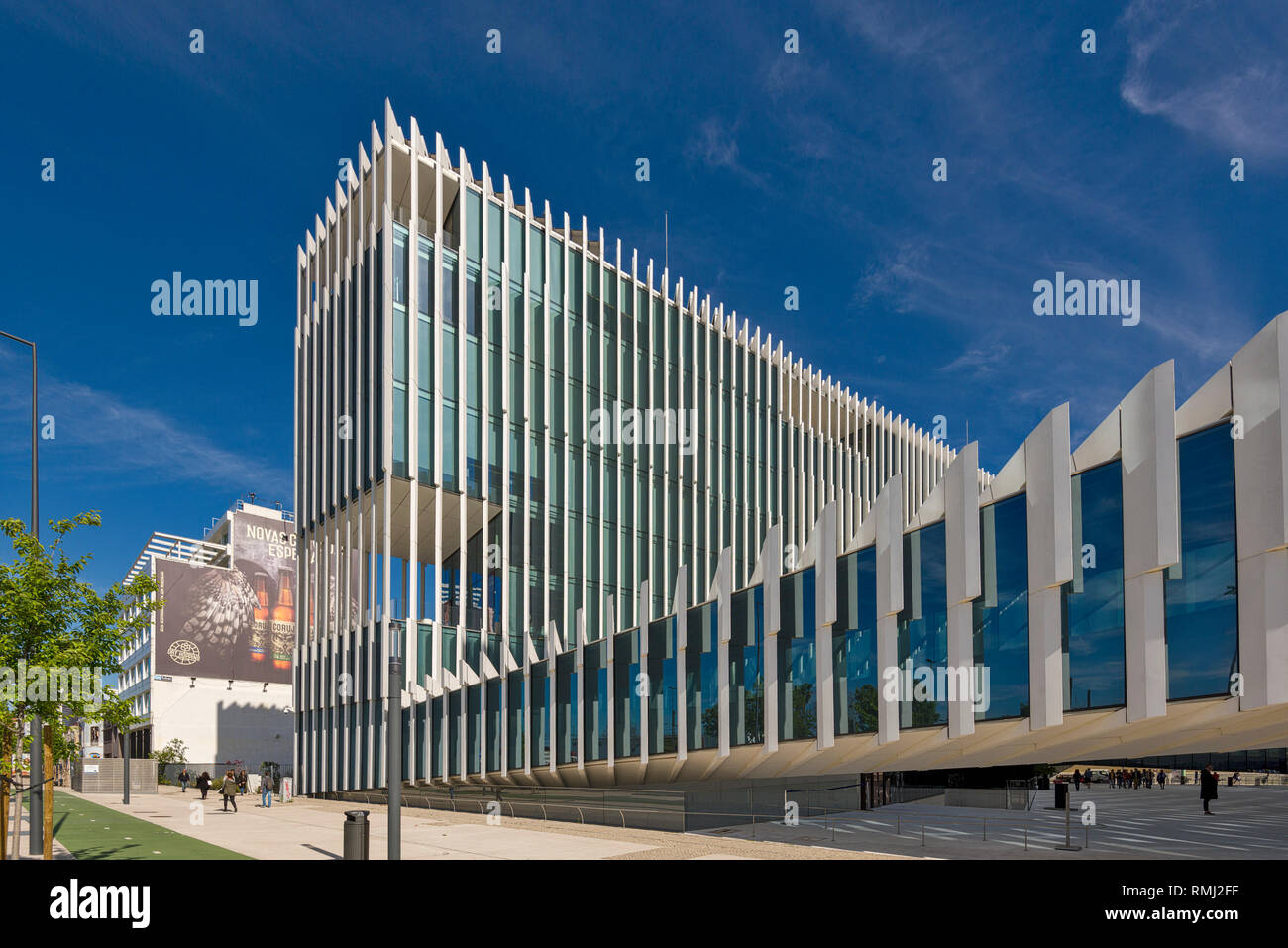 Sulle rive del fiume Tejo, la costruzione della nuova sede della sala EDP, Energias de Portugal, coperto da travi metalliche, a Lisbona, Portogallo Foto Stock