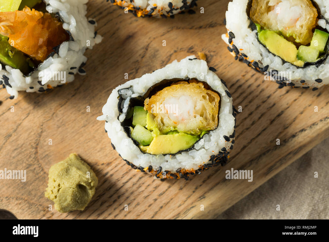 In casa Shirmp Tempura Sushi Roll con avocado Foto Stock