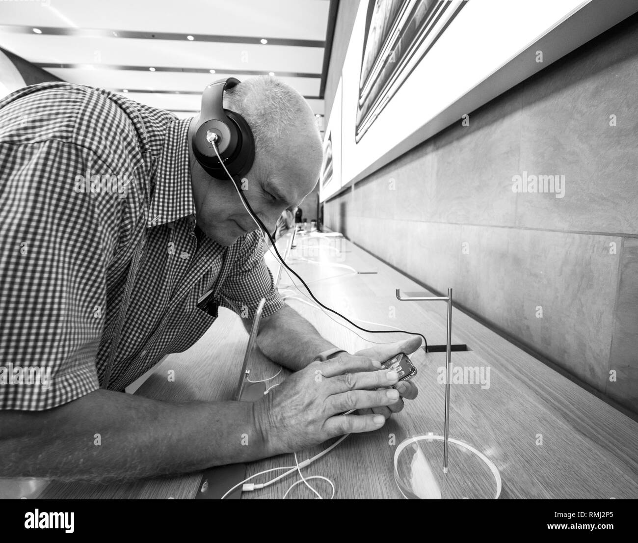 Strasburgo, Francia - Sep 21, 2018: Apple Store con i clienti persone che acquistano ammirando il nuovo iPhone più recente e Xs Xs Max preorder per Xr e guardare la serie 4 indossabile - bianco e nero Foto Stock