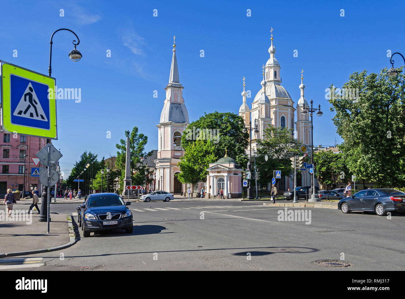 Saint Petersburg, Russia - 27 Giugno 2018: Bolshoy Prospekt di Vasilevsky Island con la Saint Andrew's Cathedral - l'ultima cattedrale barocca Foto Stock