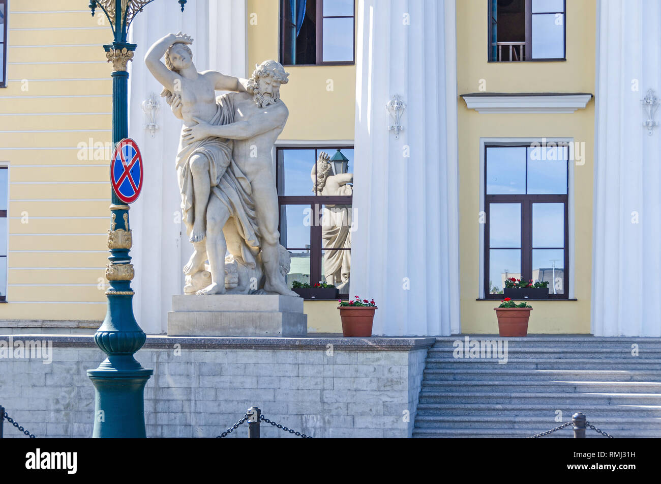 Saint Petersburg, Russia - 27 Giugno 2018: Ingresso nel neoclassicist edificio dell'Accademia mineraria del tenente Schmidt embankment Foto Stock