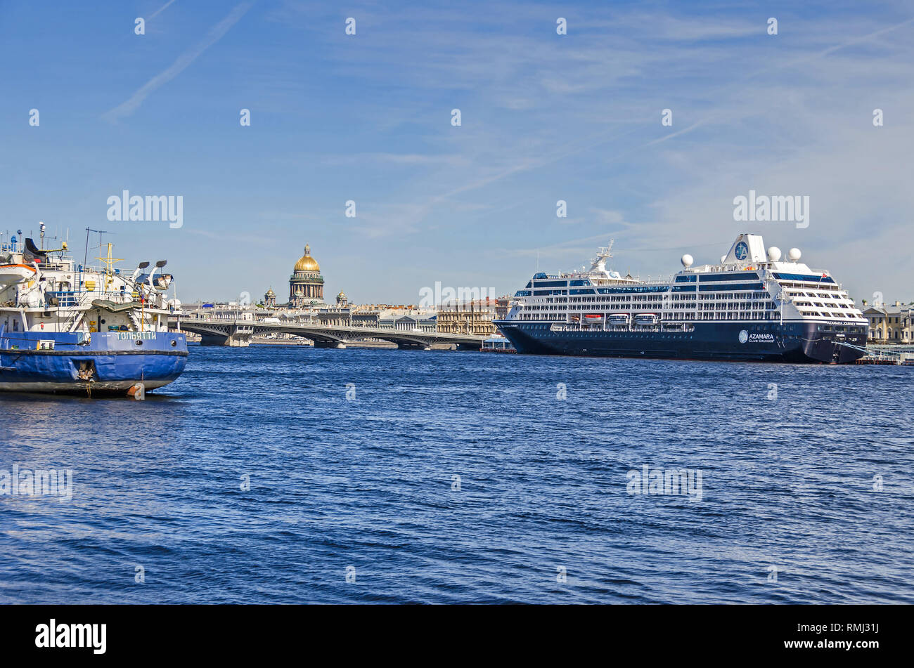 Saint Petersburg, Russia - 27 Giugno 2018: la Cattedrale di San Isacco dietro il ponte Blagoveshchenskiy e il fiume Bolshaya Neva con il fiume e Foto Stock