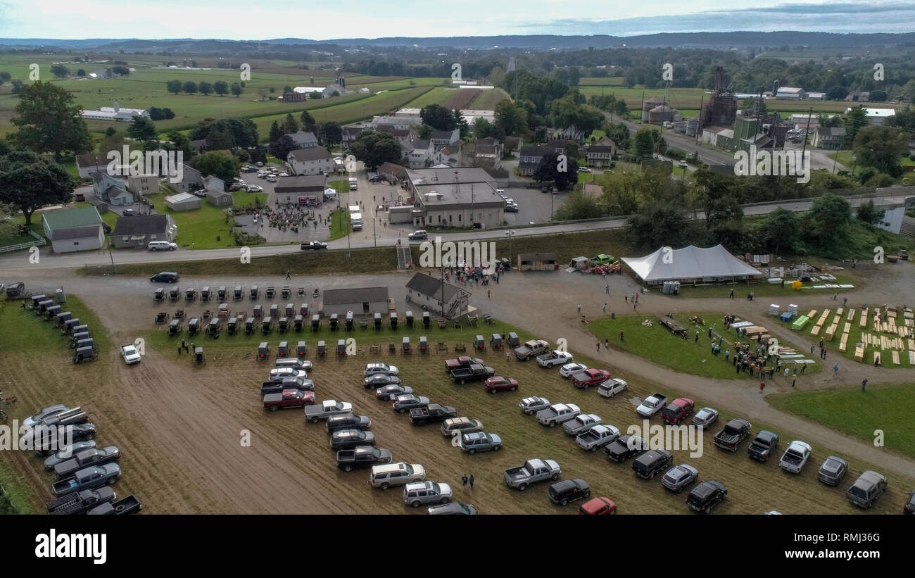 Vista aerea di una caduta Amish Vendita di fango come visto da un drone in un giorno nuvoloso Foto Stock