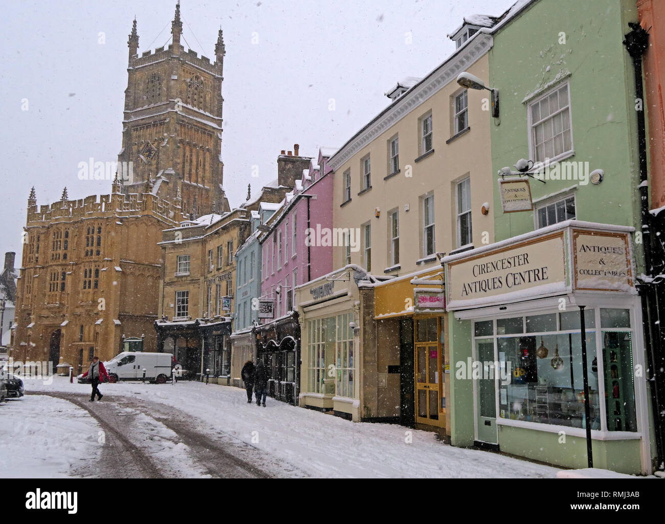 In inverno la neve in luogo di mercato, Cirencester Town Center, Gloucestershire Cotswolds, South West England, Regno Unito Foto Stock