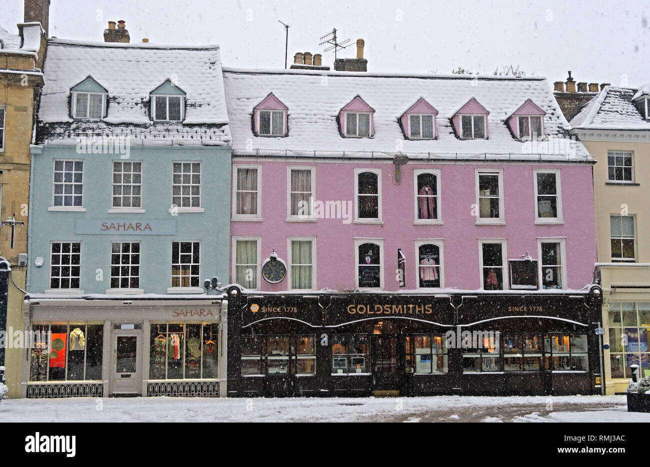 In inverno la neve in luogo di mercato, Cirencester Town Center, Gloucestershire Cotswolds, South West England, Regno Unito Foto Stock