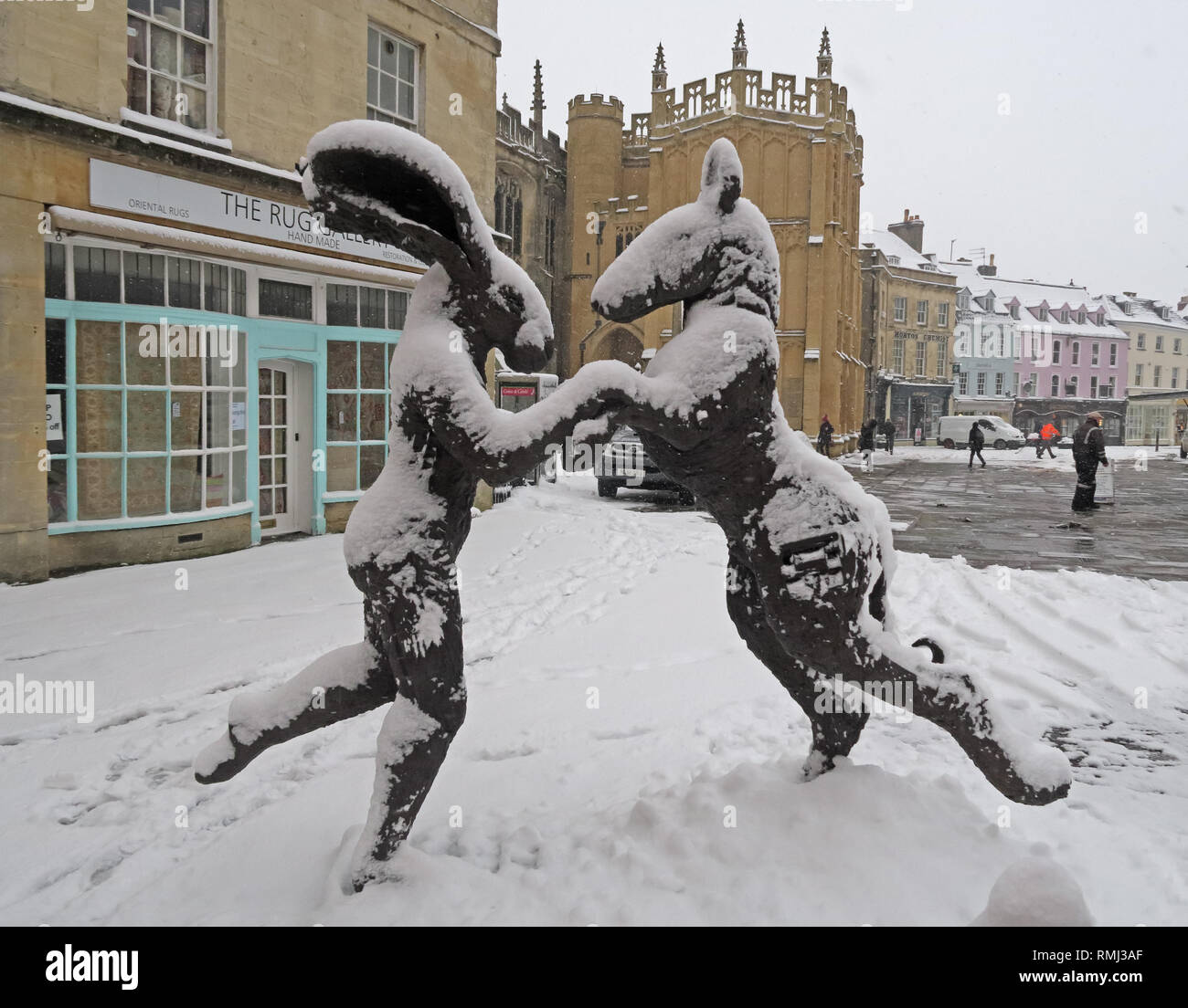 Sophie Ryder scultura di coniglio, in inverno la neve Cirencester Town Center, Gloucestershire, South West England, Regno Unito Foto Stock