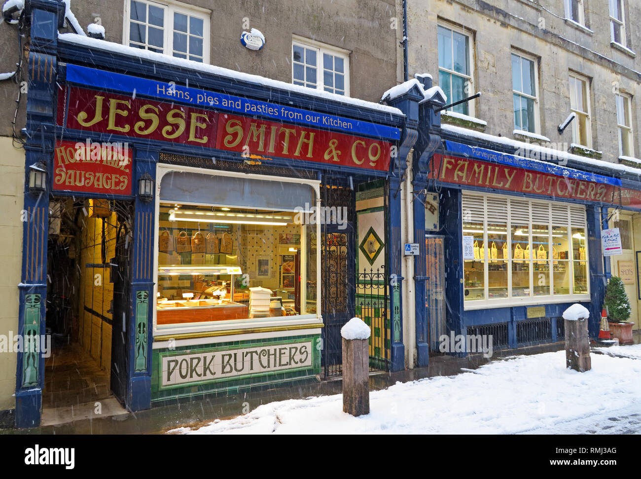 Neve invernale Cirencester Town Center, Jesse Smith Norcineria, 14 Black Jack Street, Gloucestershire, South West England, Regno Unito Foto Stock