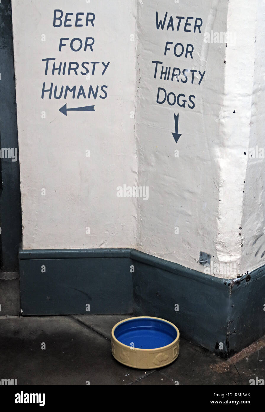 La birra per sete di esseri umani, acqua per Sete cani segno, Cirencester Town Center, Gloucestershire, Cotswolds, South West England, Regno Unito Foto Stock