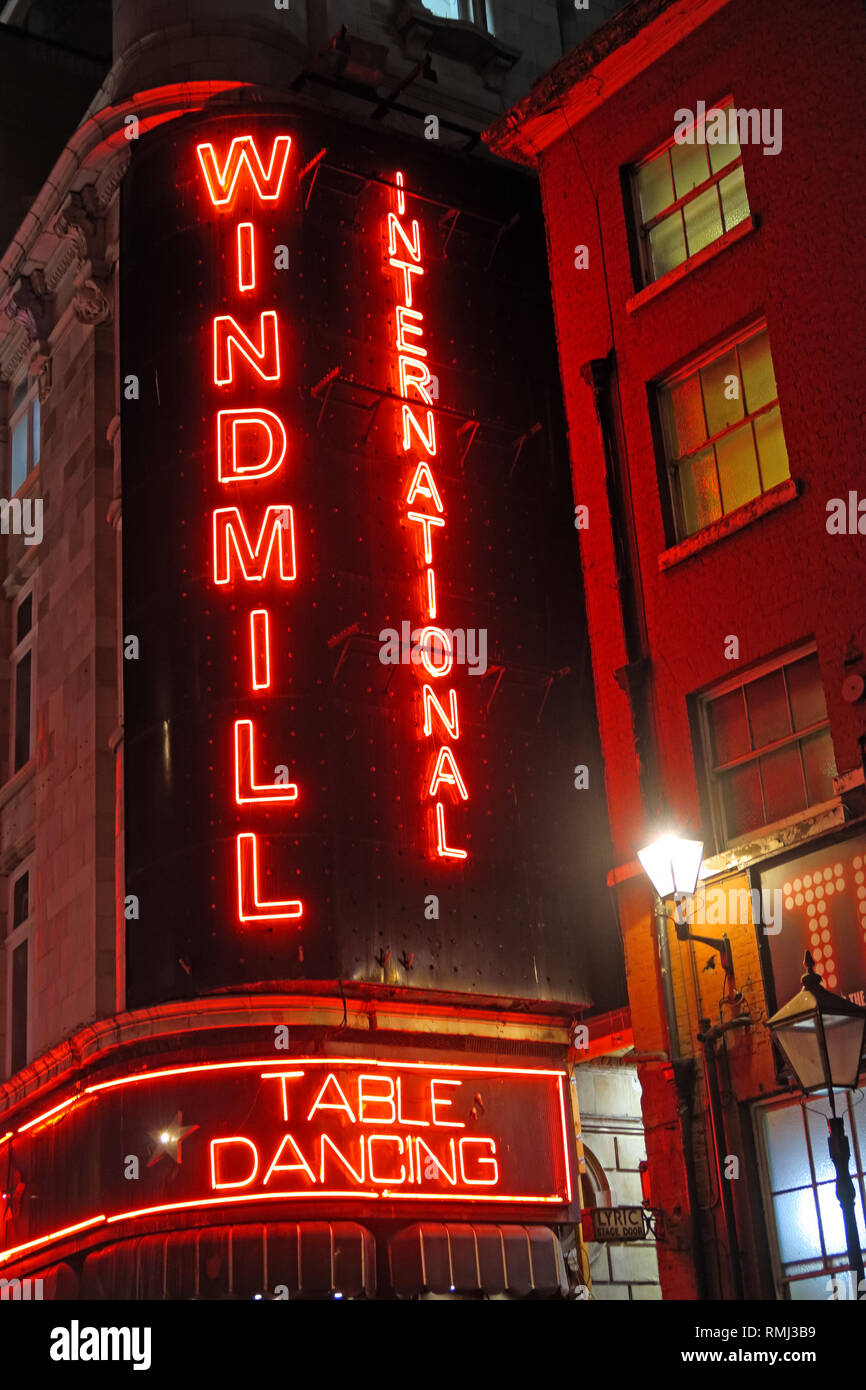 Rosso luci al neon fuori del mulino a vento club internazionale, striscia e lapdance club,bar nel Grande Mulino a Vento st, Soho, Londra Centrale, Sud-est dell' Inghilterra,UK Foto Stock