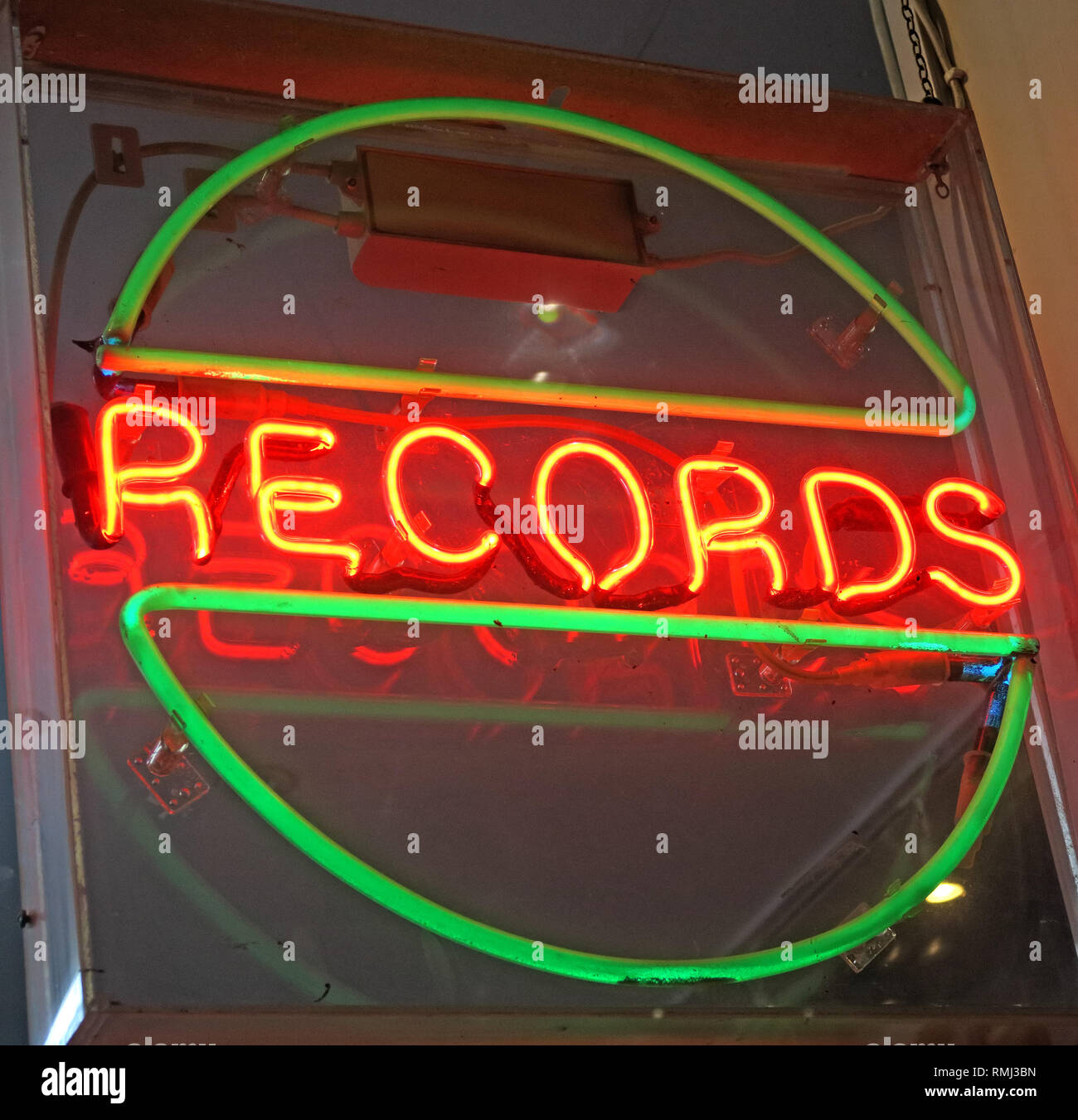 Insegna al neon, in corrispondenza di un record shop, dischi in vinile, SoHo, London, Sud-est dell' Inghilterra, Regno Unito Foto Stock