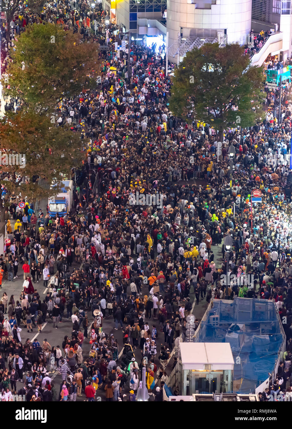 Pedoni crosswalk al quartiere Shibuya di Tokyo, Giappone. Shibuya Crossing è uno dei più trafficati crosswalks nel mondo. Foto Stock