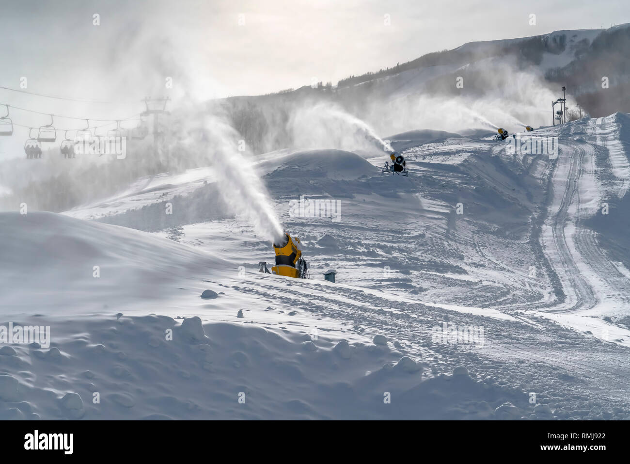 Cannoni da neve e impianti di risalita sul pendio nevoso Foto Stock