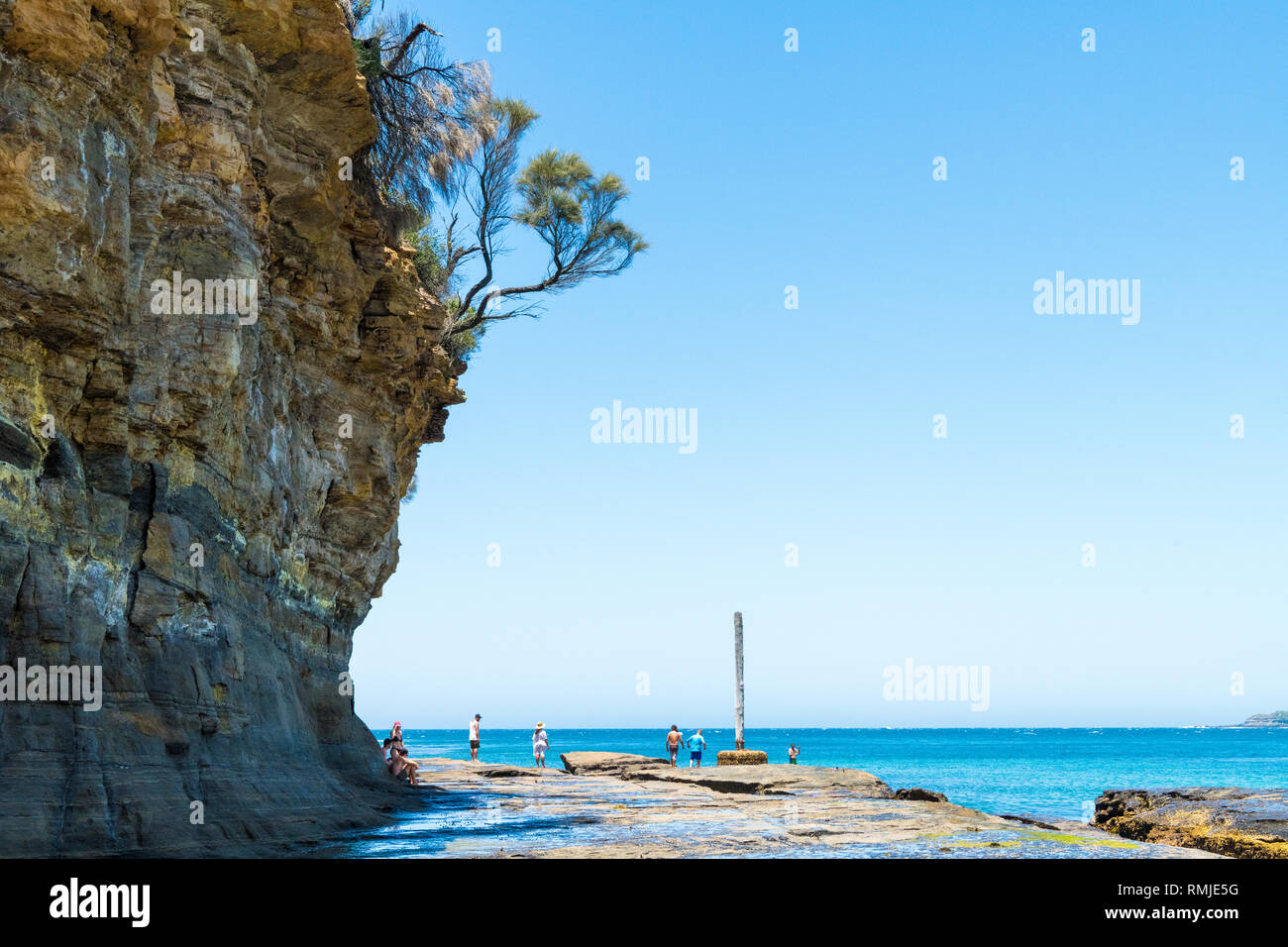 Spiaggia di ciottoli, NSW, Australia-January 4, 2019: persone godendo il sole in spiaggia di ciottoli, una popolare area camping con grande surf beach e b Foto Stock