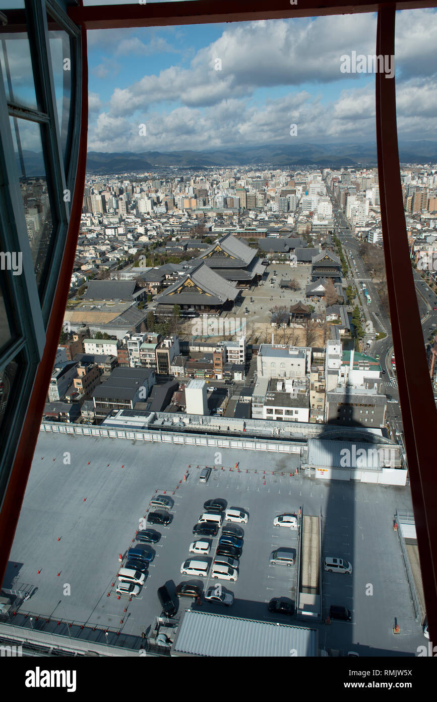 Il Tempio Higashi Honganji, con ombra della torre, Kyoto Tower, Kyoto, Giappone Foto Stock