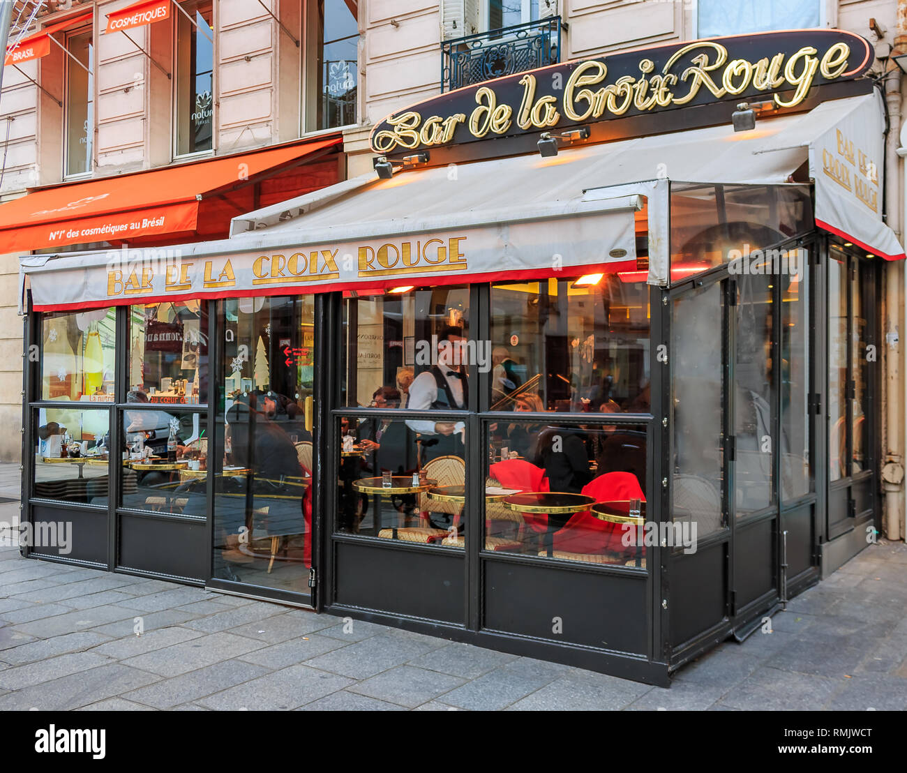 Parigi, Francia - 22 Gennaio 2015: racchiuso all'aperto Terrazza presso il Bar de la Croix Rouge famosa brasserie che serve tradizionali cibi francesi Foto Stock