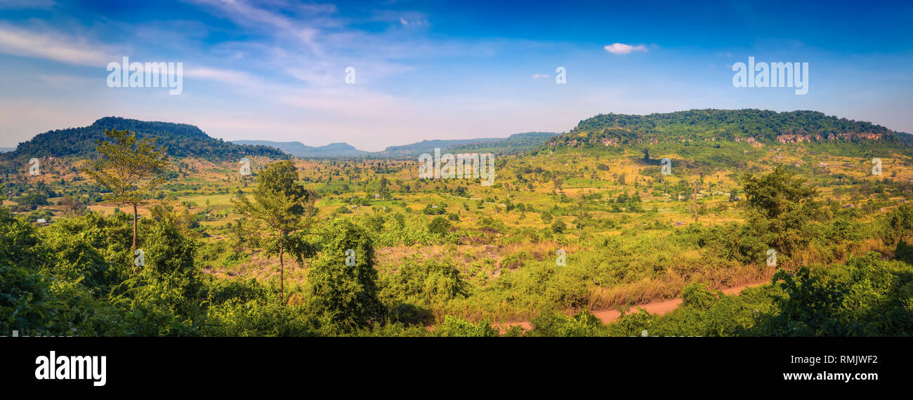 La splendida vista dal Phnom Kulen montagna. Paesaggio cambogiano. Panorama Foto Stock